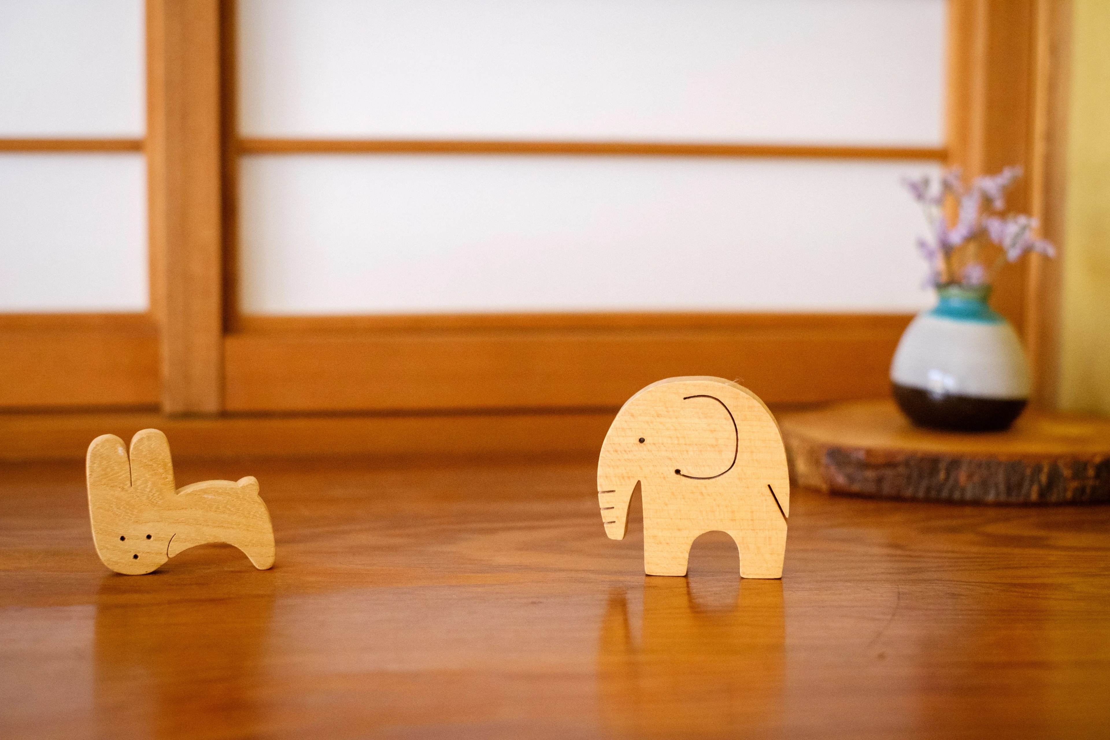 象とウサギのオブジェがある保育室